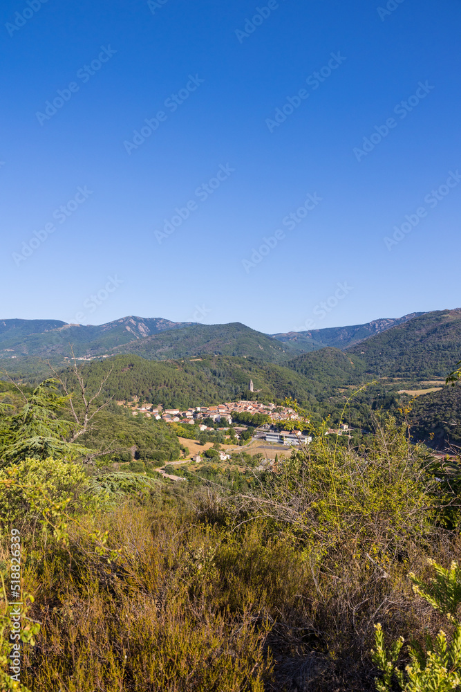 Obraz premium Vue ensoleillée sur le village médiéval d'Olargues et les montagnes alentours du Parc naturel régional du Haut-Languedoc