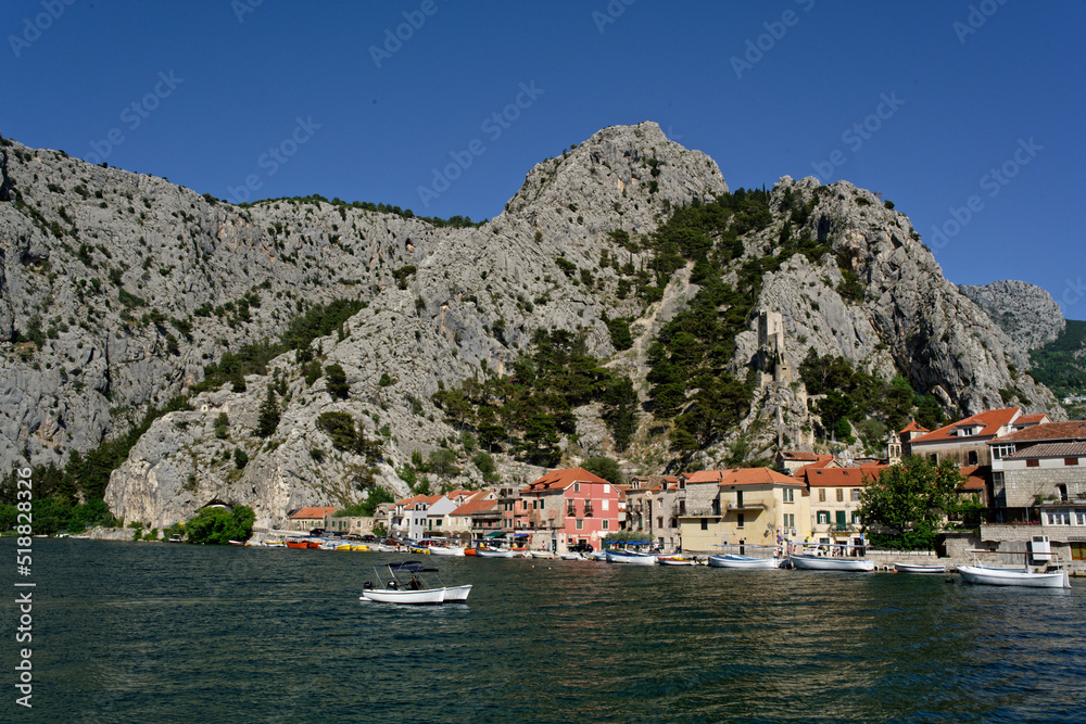 Obraz premium Village d'Omis à l'embouchure de la rivière Cétina