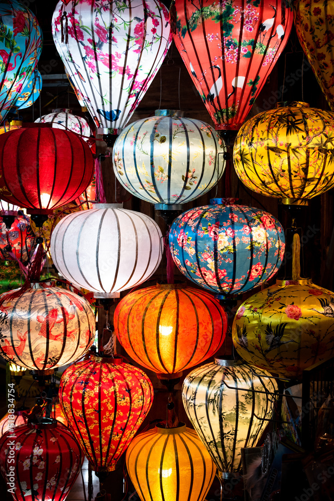 Lámparas tradicionales de la noche de la ciudad de Hoi An, en Vietnam	