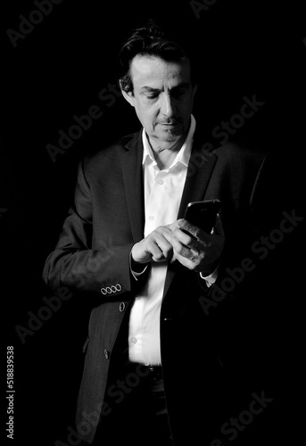 Obraz na plátne Portrait d'homme d'affaire avec un téléphone à la main, France, 1
