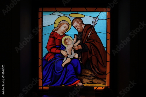 Canvastavla Colorful stained glass window icon  of Jesus Christ, Mary and Joseph in Oratory
