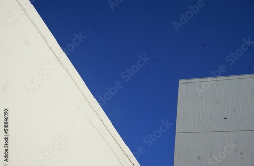 Weiße Betongebäude vor blauem Himmel bei Sonne am Nachmittag im Sommer
