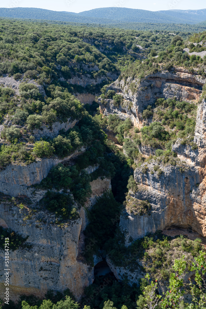 Canyons, giant rock formations, gorges and caves 