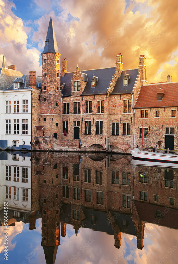 Fototapeta premium Rozenhoedkaai canal (Quai of the Rosary), and Belfort van Brugge’s Belfry Tower. Typical view of Bruges (Brugge), Belgium.