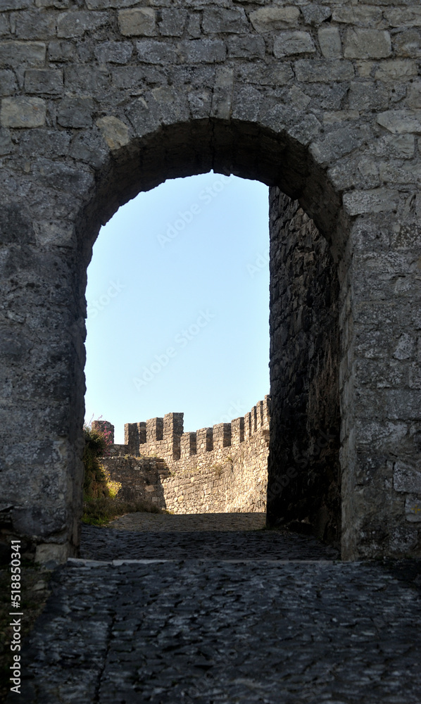 Entrada de castelo medieval, porta em arco do castelo de Leiria, Portugal