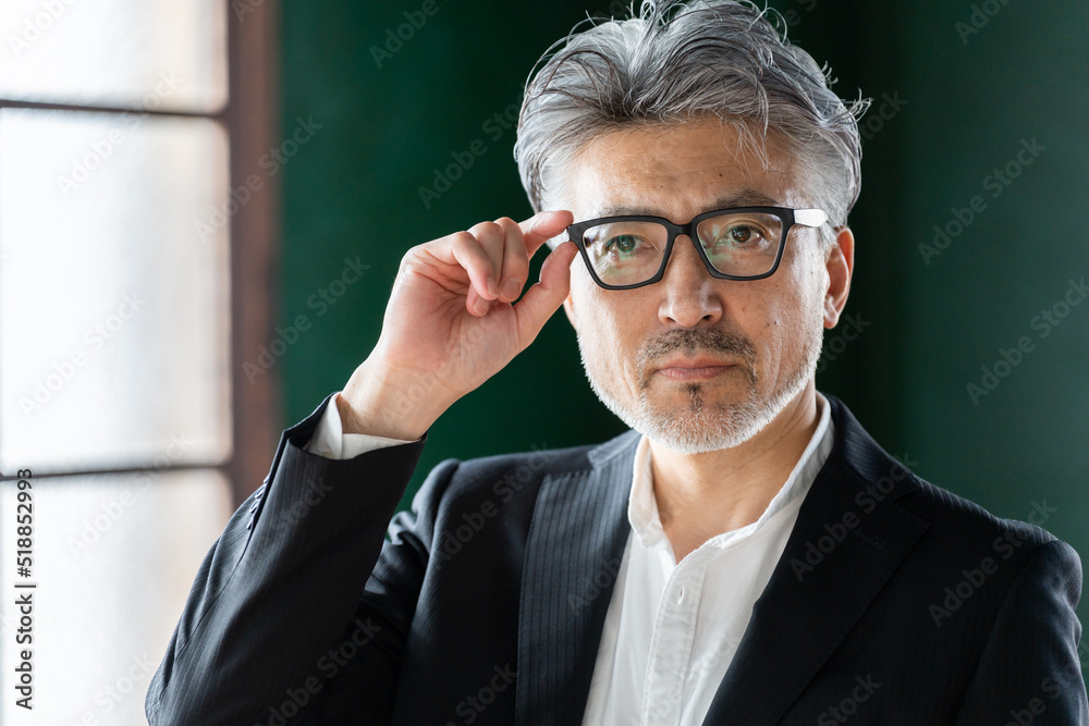 眼鏡をかけたシニア男性 眼鏡をかけたシニア男性