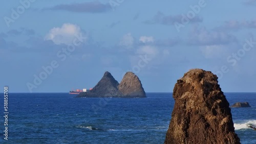 Buque carguero de contenedores, pasa tras los roques de Taganana, Tenerife