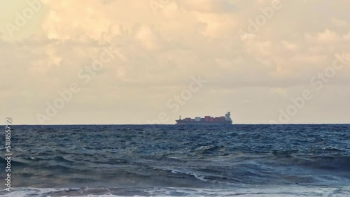 Barco carguero de contenedores visto desde la costa de Taganana, Tenerife