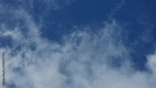 Nubes que se mueven en diferentes corrientes de aire a diferentes alturas, desde la playa de Las Teresitas en Tenerife