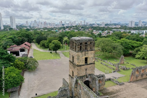 Ruinas de Panama la Vieja y nueva ciudad de Panamá de fondo