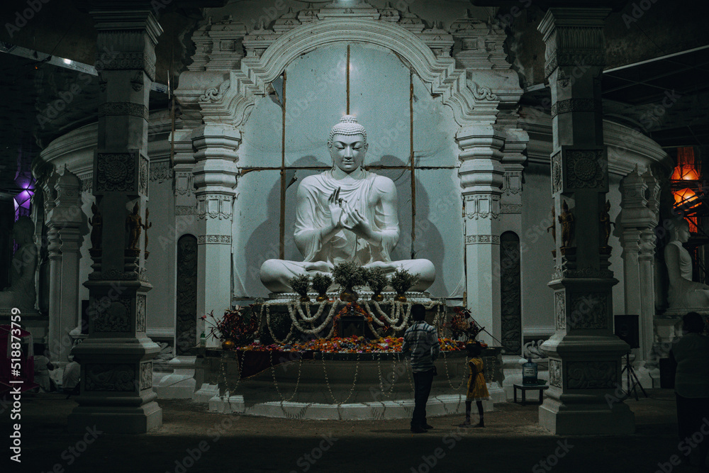 Piękny pomnik Buddy w świątyni, podróż po Azji, Sri Lanka.  - obrazy, fototapety, plakaty 
