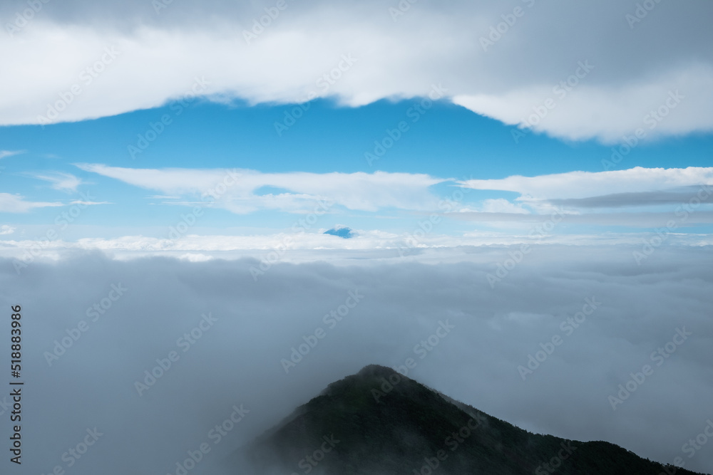 雲が湧く山