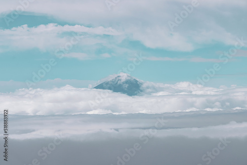 雲が湧く山 © Casey