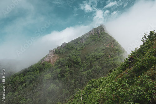 雲が湧く山