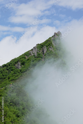 雲が湧く山