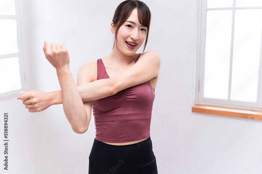女性　ヨガ　ストレッチ