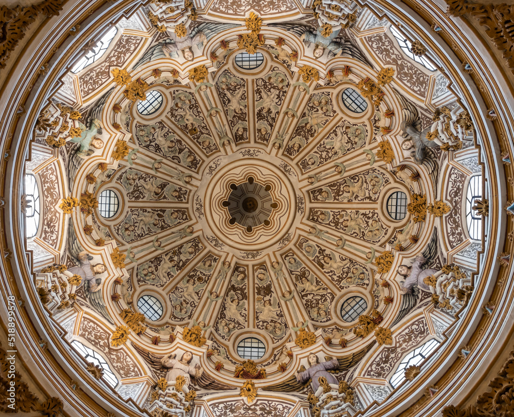 Detalle cúpula de la basílica de nuestra señora de las angustias de estilo barroco siglo XVI de Granada, España