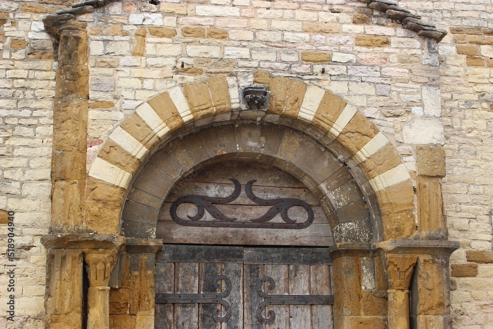 Fototapeta premium Portail de l'église Saint-Valérien à Tournus (gros plan)