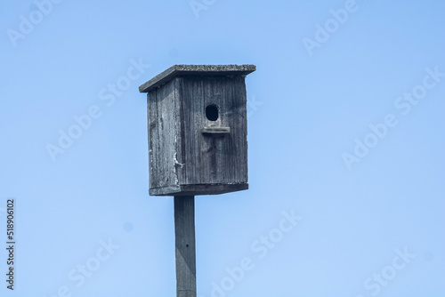 Birdhouse against the blue sky Скворечник на фоне голубого неба