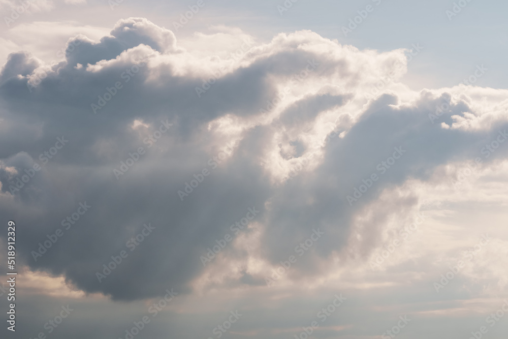 Obraz premium Sky with clouds on a summer day with warm sunlight