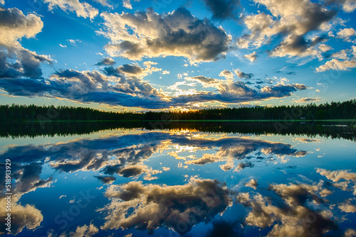 Skogshyltasjörn See-Panorama mit Wolken-Spiegelung in Vaggeryd