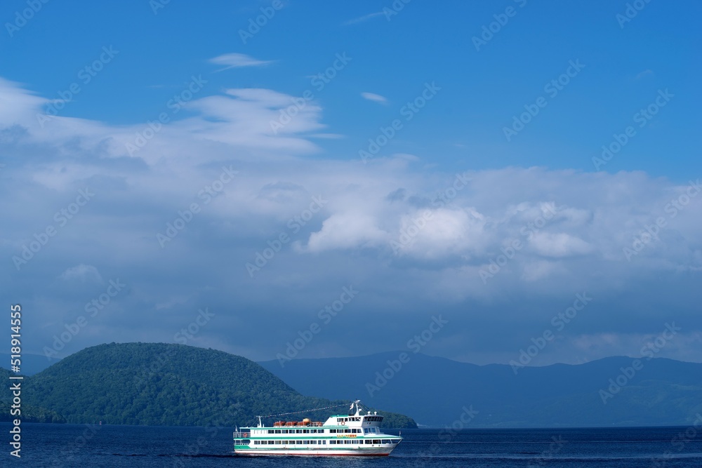 洞爺湖遊覧船と空
