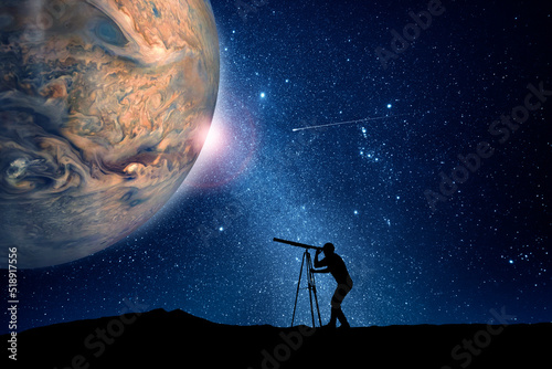 Платно Man looking Jupiter planet through a telescope
