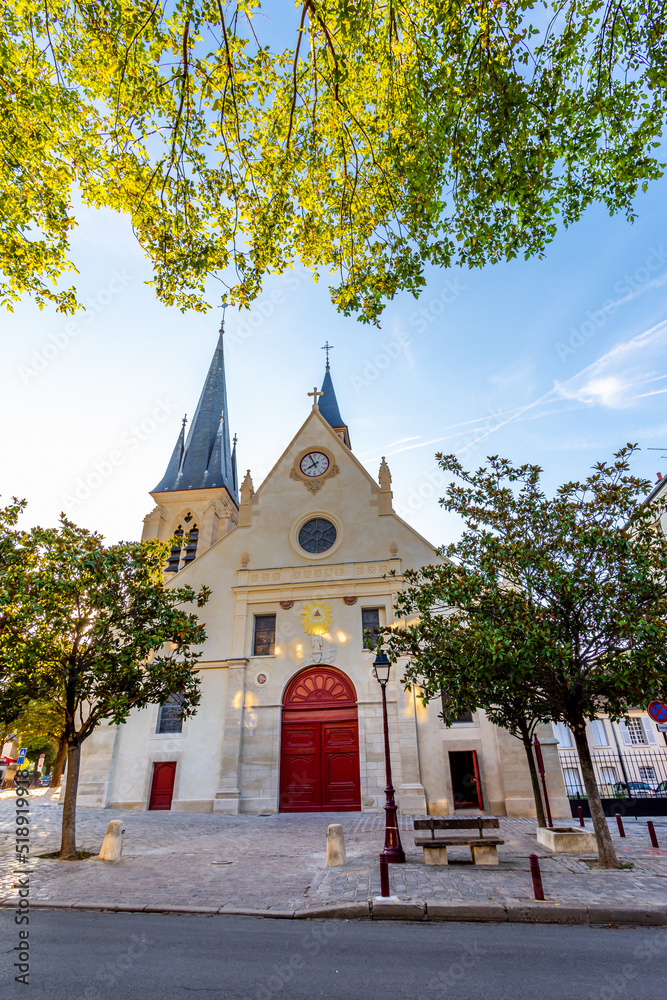 Façade de l'église catholique Saint-Jean-Baptiste de Sceaux, monument  historique situé à Sceaux, France, dans le département français des  Hauts-de-Seine Stock 写真 | Adobe Stock
