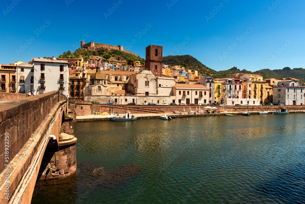 Sardegna, splendida veduta di Bosa attraversata dal fiume Temo, l'unico navigabile in Sardegna 