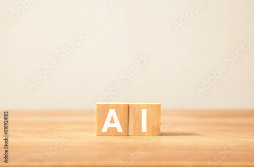 人工知能。AI。インベスター・リレーションズ。木製のブロックに描かれているIRの文字。木製のテーブルの背景。