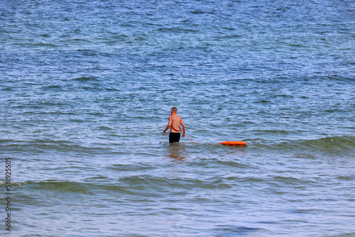 Ratownik na plaży podczas patrolowania brzegu wody. 