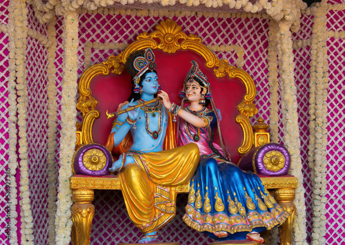 Foto Colorful life size idols of Krishna, Radha sitting at Prem Mandir temple