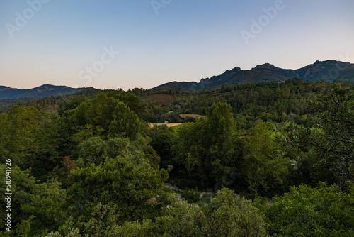 Vue au lever du soleil sur les montagnes autour d'Olargues dans le Parc naturel régional du Haut-Languedoc © Ldgfr Photos
