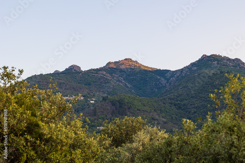 Vue au lever du soleil sur les montagnes autour d'Olargues dans le Parc naturel régional du Haut-Languedoc