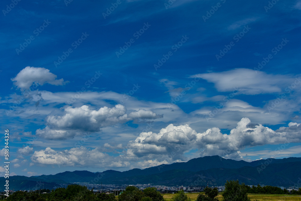 Fototapeta premium 夏の透き通るような真っ青な空と雲