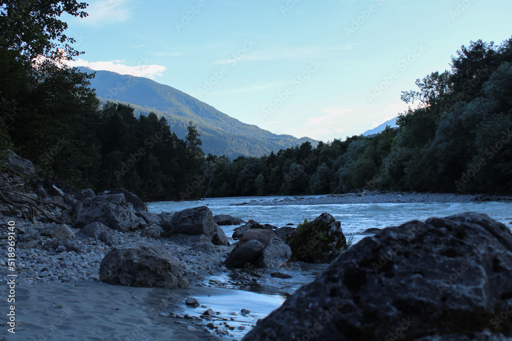 Obraz premium Innbrück an der Inn, Berge und Fluss