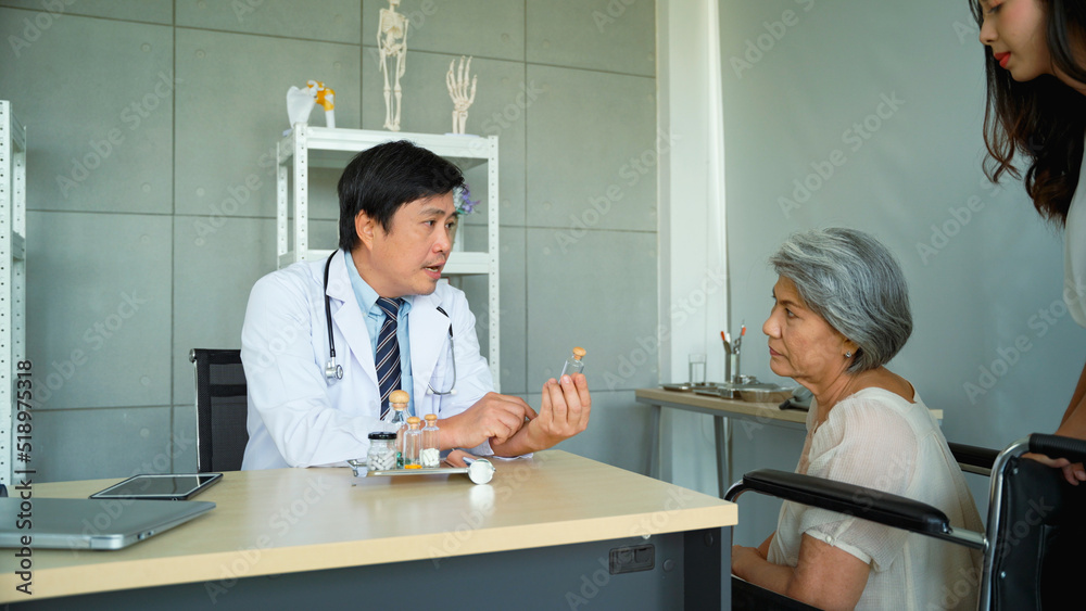 Male doctor explains the properties of medicines let the elderly female patients and their daughters listen in the hospital.