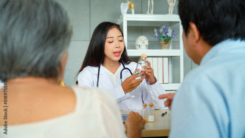 Specialist female doctor is introducing a way to use medicines to patients. to restore the health of the old woman. The female patient's son listened attentively to the advice of the female doctor. Specialist female doctor is introducing a way to use medicines to patients. to restore the health of the old woman. The female patient's son listened attentively to the advice of the female doctor.
