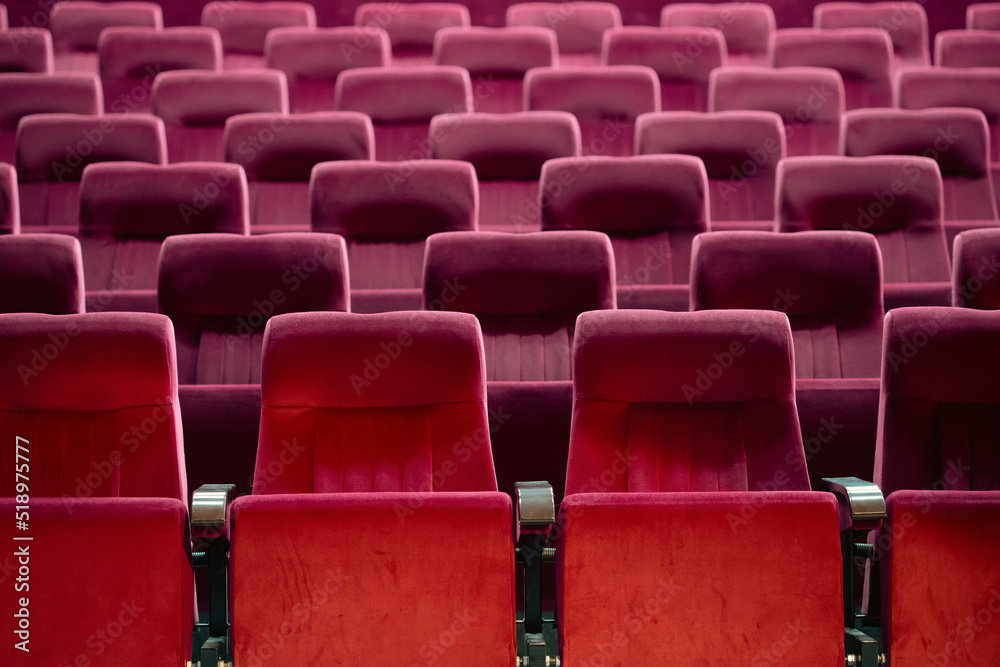 Obraz premium Empty red chairs for audience in the theater
