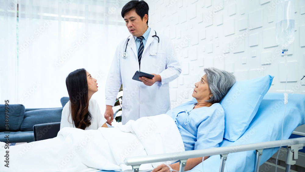 Obraz premium Specialist male doctor came to report the worsening symptoms of elderly female patients. Female patient's daughter asked a male doctor to help her mother to the best of his ability. 