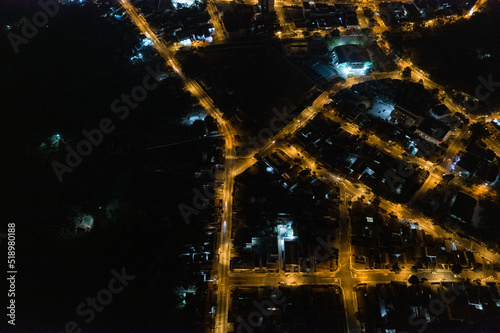 Foto aérea noturna da cidade de Paulínia. Localizada no interior de São Paulo. Brasil 2022. © Paulo