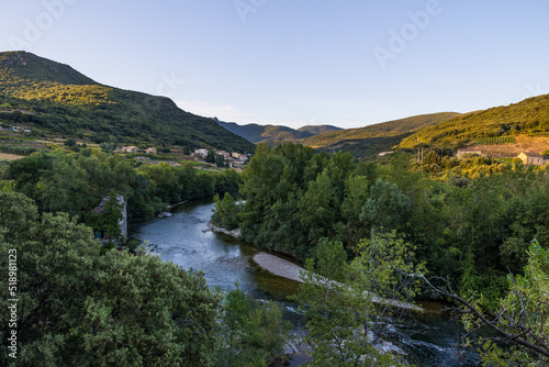 Vue au coucher du soleil sur le hameau de Ceps au bord de l'Orb dans Parc naturel régional du Haut-Languedoc