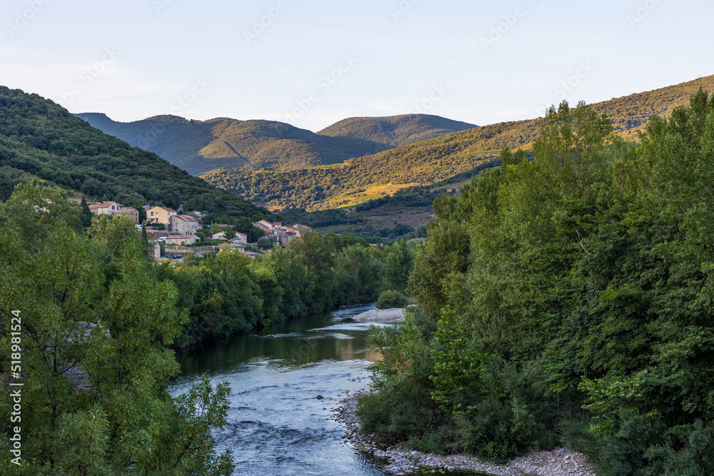 Vue au coucher du soleil sur le hameau de Ceps au bord de l'Orb dans Parc naturel régional du Haut-Languedoc