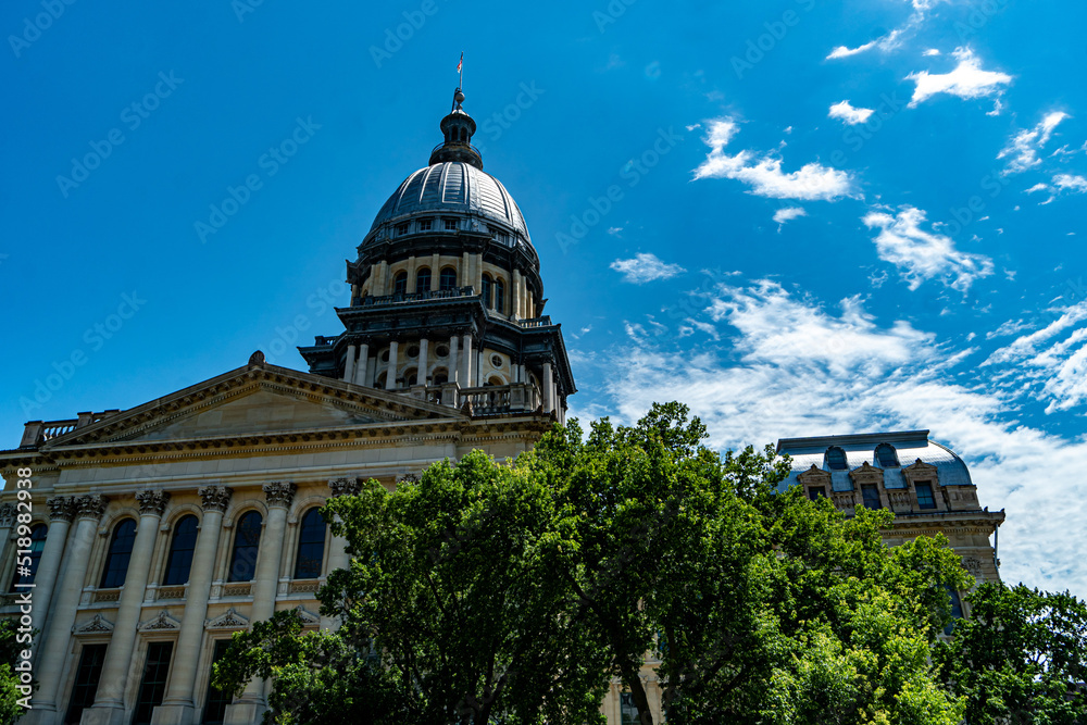 Naklejka premium Illinois State Capitol Building on a Bright Summer Day