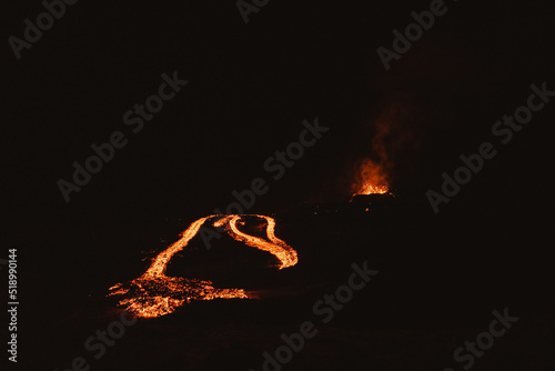 Aktiver Vulkan bei Nacht photo