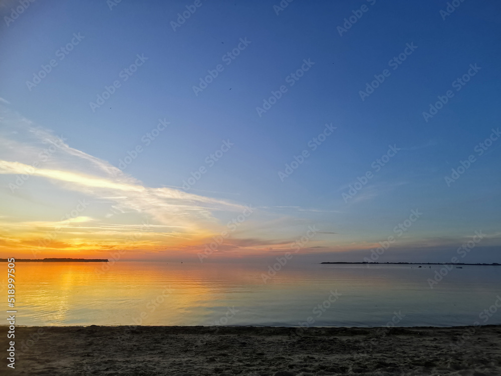Romantischer Sonnenuntergang über der Ostsee bei Wismar und Zierow in MecklenburgVorpommern in Deutschland