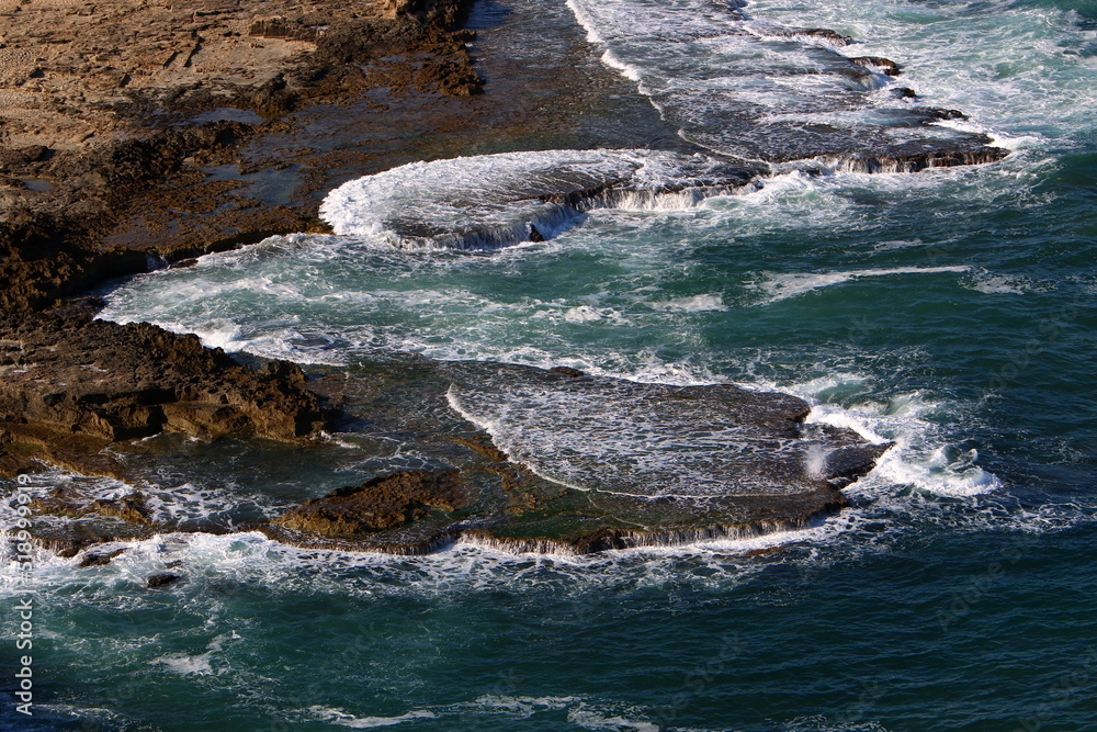 Obraz premium Rocky shore of the Mediterranean Sea in northern Israel.