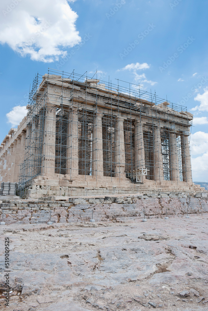Obraz premium Athens, Greece / July 2022: The archaeological site of the Acropolis of Athens. The Parthenon