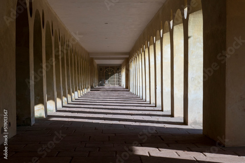 Kollonaden, Torbogen, Gang am historischen, öffentlichen Schloß Favorite in Foerch