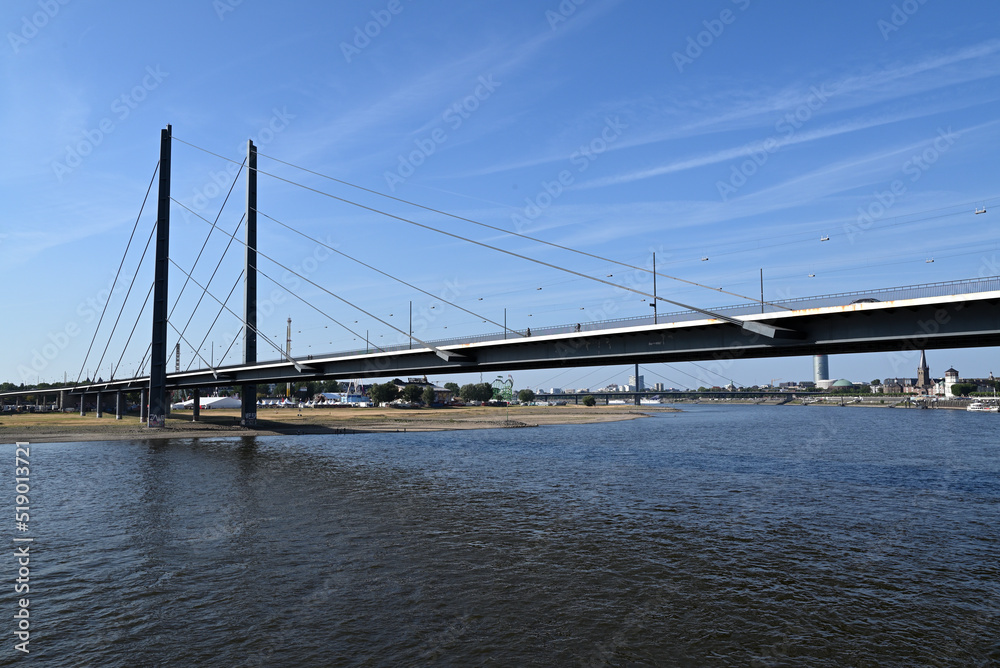 rhein kniebrücke in düsseldorf , nrw, deutschland
